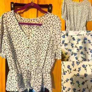 Blue & white floral top size medium